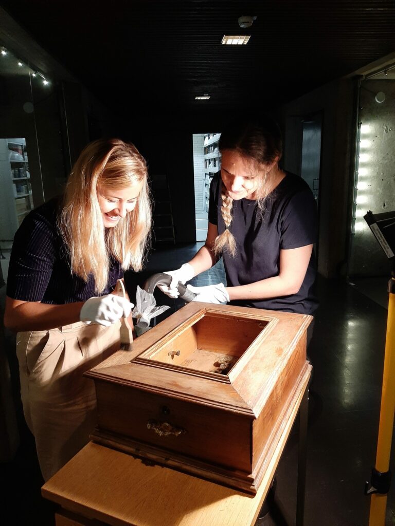 Mikaela Sundqvist och Niina Ratilainen fick lära sig rengöra en speldosa under sin praktik i Sibeliusmuseum