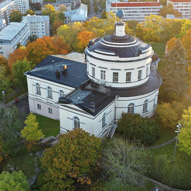 Observatoriebyggnaden i Vårdberget i Åbo, omgiven av en park i höstprakt