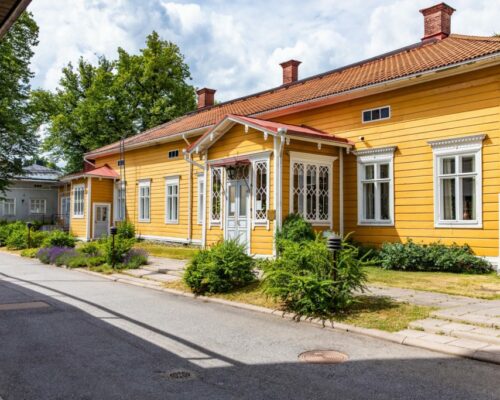Museet Ett Hem. Träbyggnad med gul fasad.