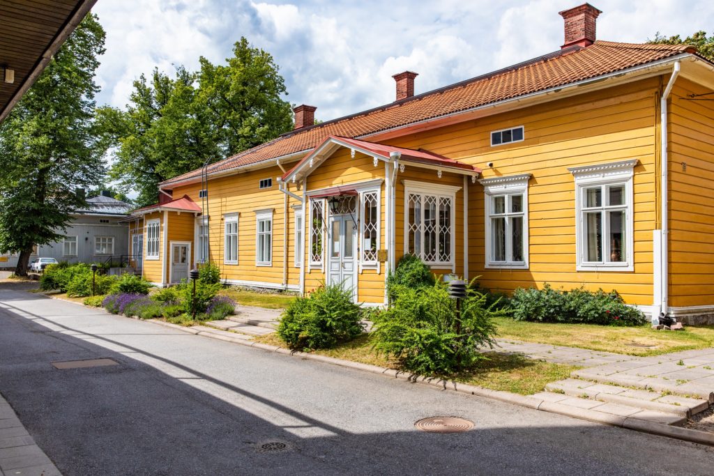 Museet Ett Hem. Träbyggnad med gul fasad.