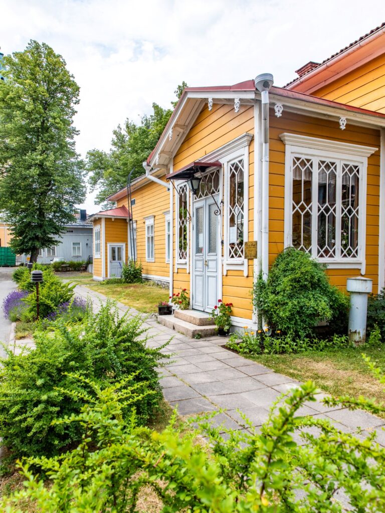 Museet Ett Hem. Ett gult trähus. Museet öppnar för sommarsäsongen 2.5.2025.