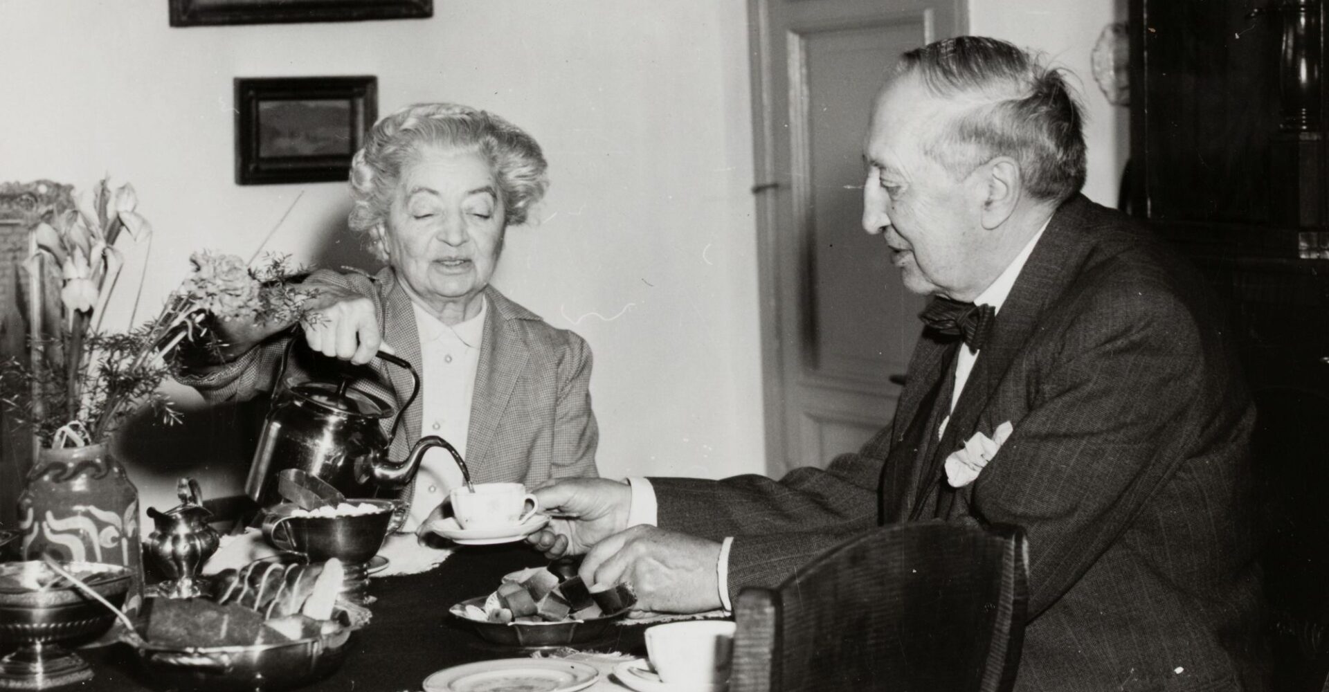 Axel ja Hedvig Haartman kahvipöydän äärellä Casa Haartmanissa vuonna 1954.