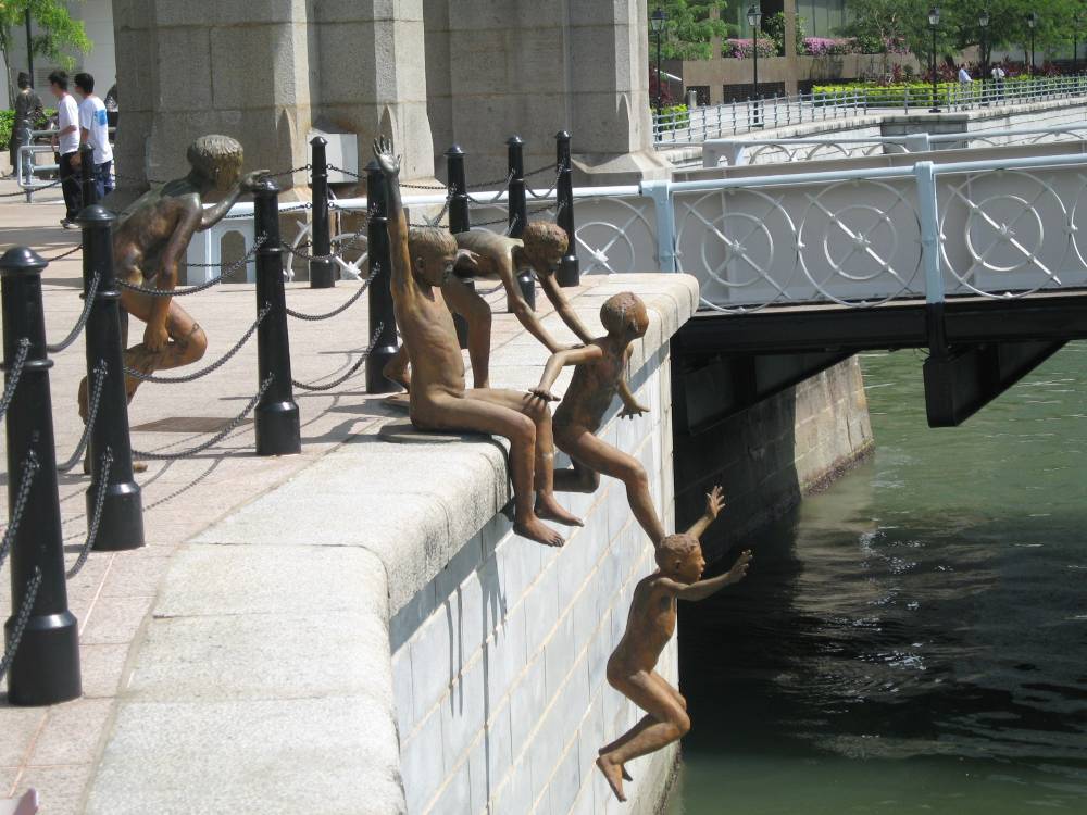Utomhuskonstverk i Singapore, bronsskulptur vid en å.