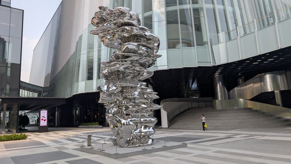 Skulpturen "It is, isn’t it" av sir Tony Cragg