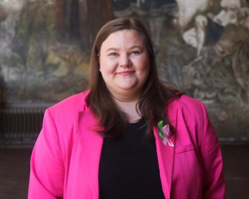 Ung kvinna i rosa kavaj. Mottagare av Ralf Törngren-priset 2026, Ines Latvala.