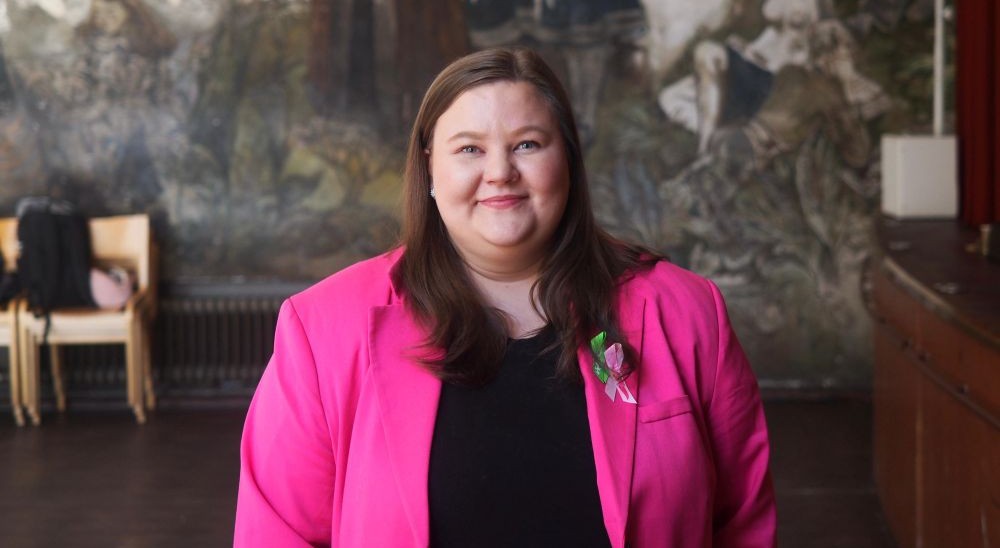 Young woman, the Ralf Törngren prize was awarded to her. She is dressed in a pink jacket,