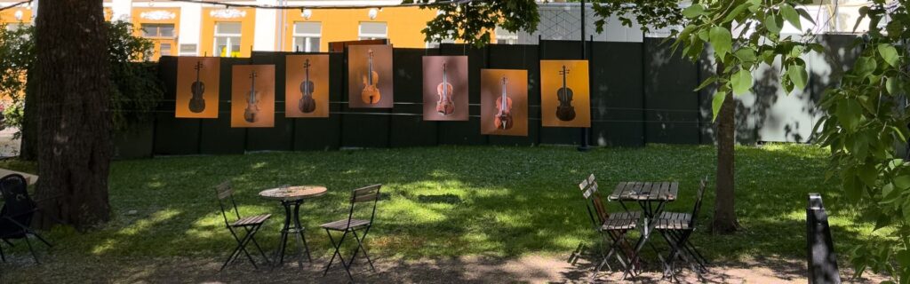 Konstnär Vesa Aaltonens utställning Opus 6 i Domkyrkoparken i Åbo. Samarbete med Sibeliusmuseum. 