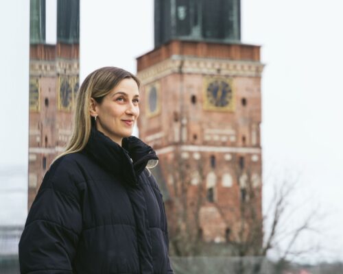 Nastja Säde Rönkkö utanför Astra.