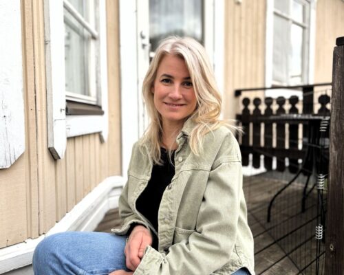Freja-pristagare 2026, kvinna med blont hår på en trappa.