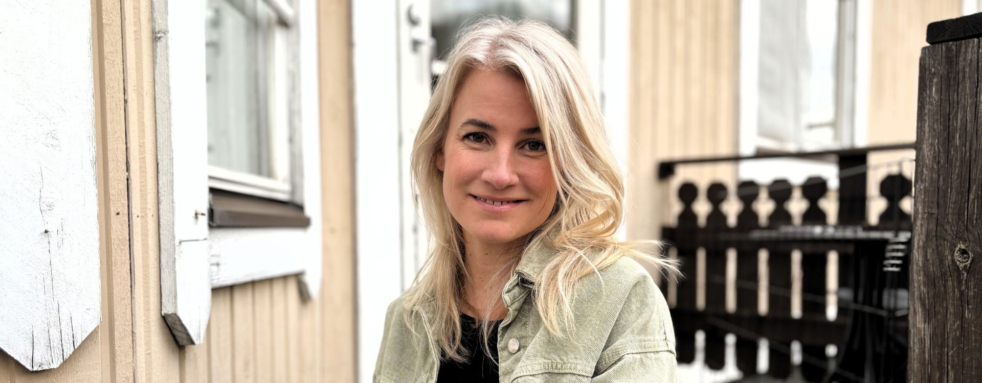 Freja-pristagare 2026, kvinna med blont hår på en trappa. Freja-priset, litteraturkritik