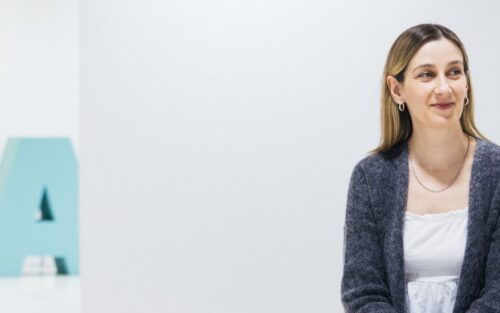 Performancekonstnär Nastja Säde Rönkkö i Astra med "here with you".