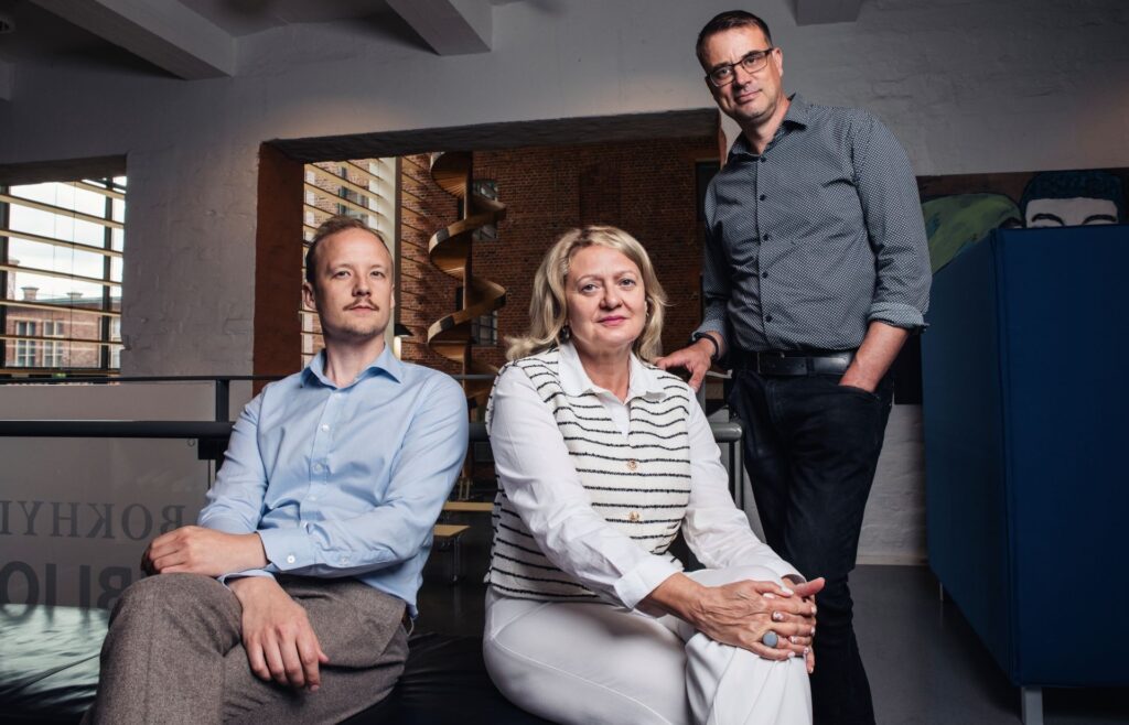 Tre forskare från Experience Lab i Vasa. Två sitter och en står. 