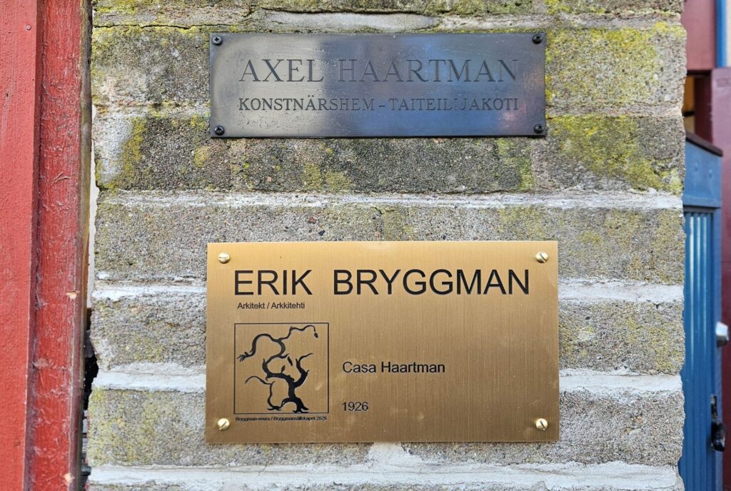 Erik Bryggman-plakett på Casa Haartmans portpelare, avtäckt den 23.10.2026