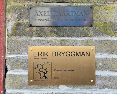 Erik Bryggman -laatta Casa Haartmanissa.